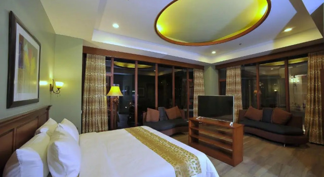 Полулюкс Paragon Hotel and Suites