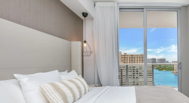 Corner Balcony -Enjoy 360   Views  Near Beach  Pool, Hollywood