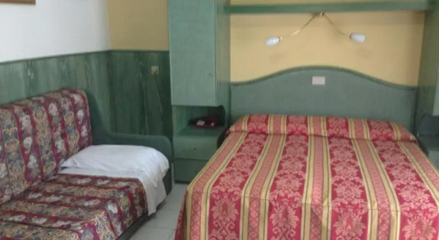Трёхместный номер Standard с балконом Hotel Harrys
