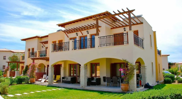 Fantastic 3 bedroom pool side ground floor apartment 'BE01'; communal pool and resort facilities, Theseus Village on Aphrodite Hills Resort, Boek Appartement Kouklia Paphos, in de buurt van Ranti Forest Beach