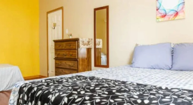 NYC 3 Bedroom Haven, Забронировать Апартаменты/квартира Отели Нью-Йоркской агломерации с парковкой, Парковка