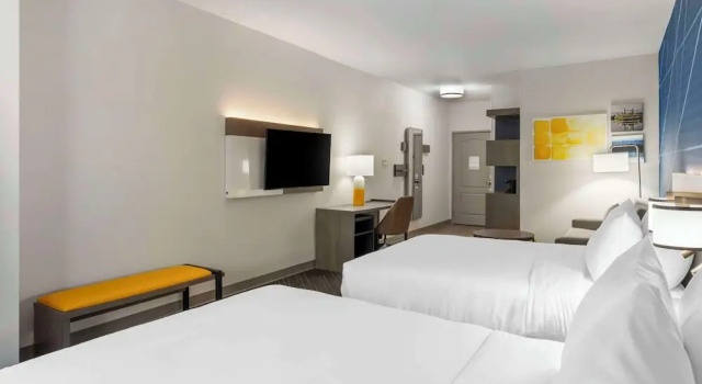 Люкс Deluxe Comfort Suites Elgin Northwest