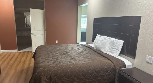 Люкс Classic Palace Inn 290 & Jones Rd