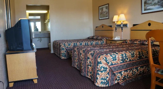 Четырёхместный номер Standard Delux Inn Tulsa