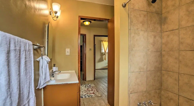Апартаменты Lovely Royal Oak Unit < 10 Min to Vibrant Downtown