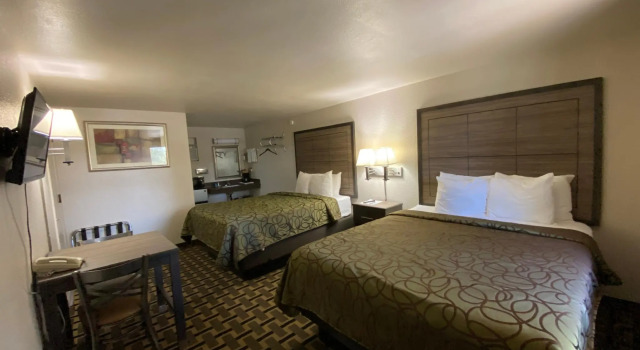 Четырёхместный номер Standard Motel In The Pines
