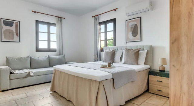 Spacious 7-bdr Villa With Pool & Sea View, Réserver Villa Cottages à Steni, Cottage