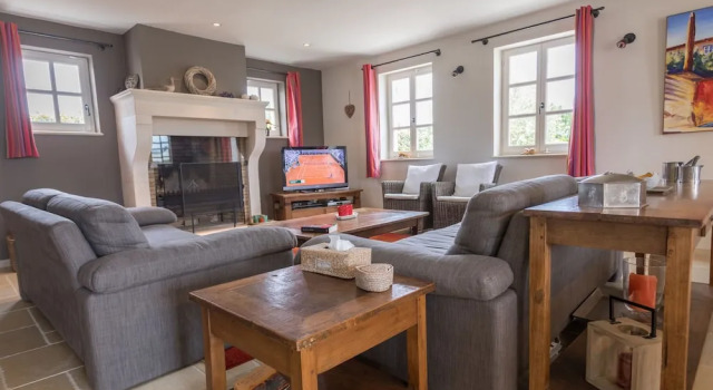 Stunning Villa With Heated Private Swimming Pool in Peaceful Location, Boek Villa Vakantiehuizen in Aude, Cottage