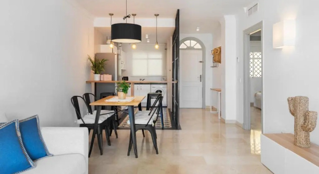 Bright 2 Bedroom apartment with parking space and swimming pools in Aloha Gardens