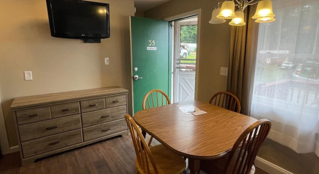 Четырёхместный номер Standard с балконом и с видом на горы Hill View Motel and Cottages