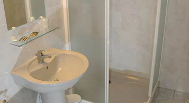 Трёхместный номер Standard Hôtel Le Bratoria, anciennement Le Saint Vincent