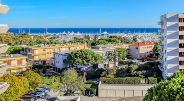 Апартаменты Furnished apartment near city center terrace with panoramic view & parking