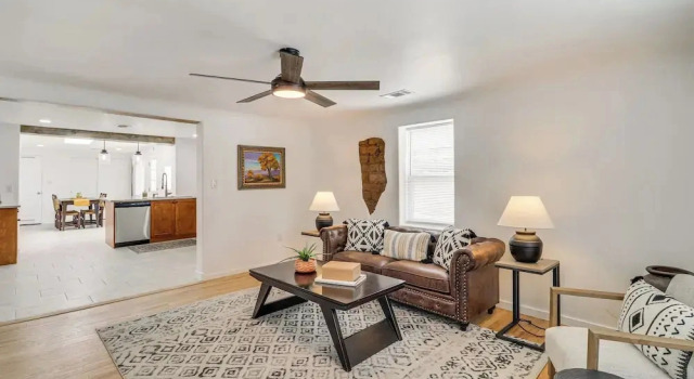 Walk to Old Town Plaza! Chic ABQ Retreat w/ Patio, Забронировать Дом для отпуска Виллы Нью-Мексико, Вилла