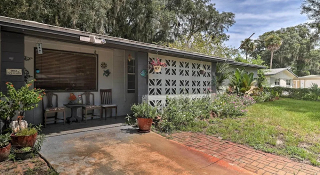 Коттедж Jacksonville Getaway w/ Yard ~ 2 Mi to Beach!
