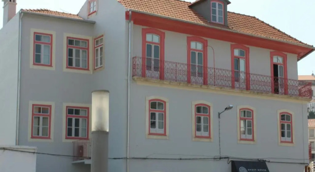 Guest House Santa Clara, Забронировать Гостевой дом Отели Коимбры с парковкой, рядом с Маленькая Португалия, Парковка