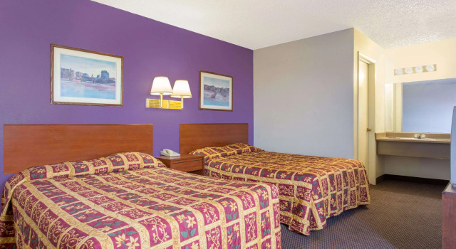 Четырёхместный номер Standard Americas Best Value Inn North Black Canyon Hwy