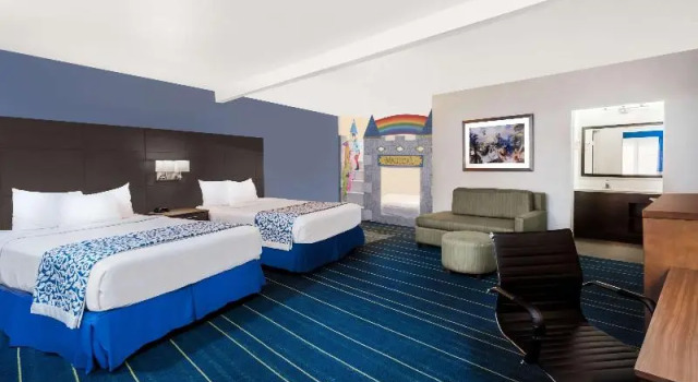 Номер Deluxe Days Inn & Suites by Wyndham Anaheim At Disneyland Park