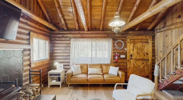 Коттедж 3BR Cabin w/ Loft, Wood Stove, AC & Fire Pit