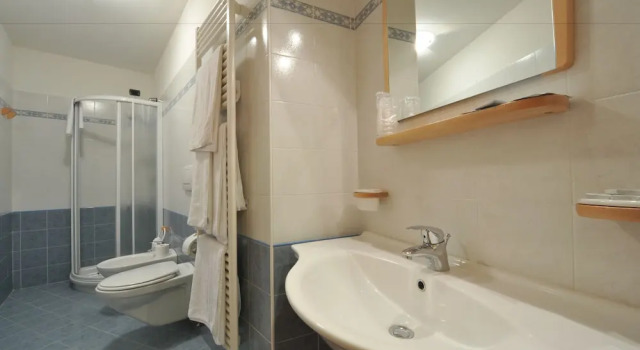 Четырёхместный номер Superior с балконом Hotel Adamello