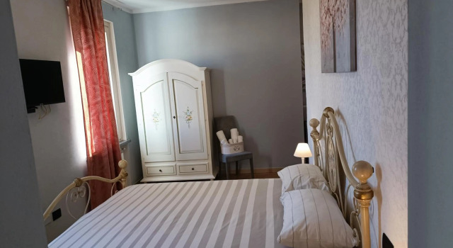B&B VILLA PREZIOSA LAGO MAGGIORE, Buchen Sie Bed & Breakfast Lesa Lago Maggiore
