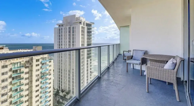 Luxe Condo w/ Hallandale Beach Oceanfront View!, Rezerwuj Apartament Hotele w Panhandle Florida z parkingiem, Parking
