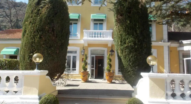 Le Cèdre de Soyons, Rezerwuj Hotel Hotele w Drôme z parkingiem, Parking