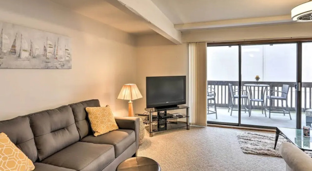 Апартаменты c 1 комнатой с балконом The Shores Condo w/ Beach Access < 2 Mi to Dtwn!