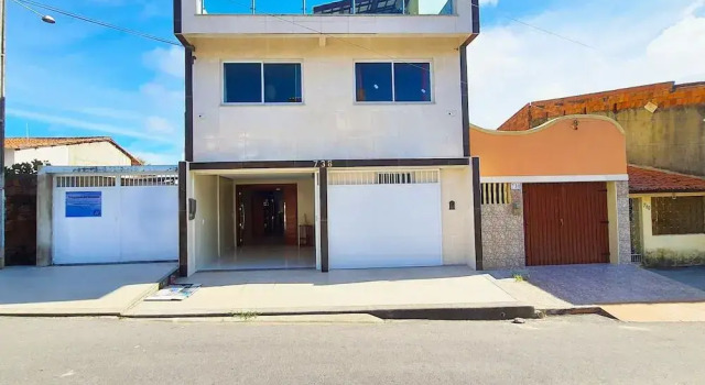 CASA TRíPLEX AO LADO DA PRAIA DO IGUAPE