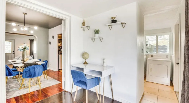 Bar & Fire Pit: Pet-friendly Phoenix 'La Casita', Забронировать Дом для отпуска Финикс Phoenix Metropolitan Area, рядом с The Newton