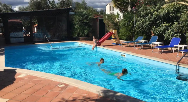 Villa Monica appartamenti, Varaa Villa Hotellit Vieste uima-altaalla, Uima-allas