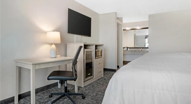 Четырёхместный номер Standard с видом на бассейн Best Western Navarre Waterfront