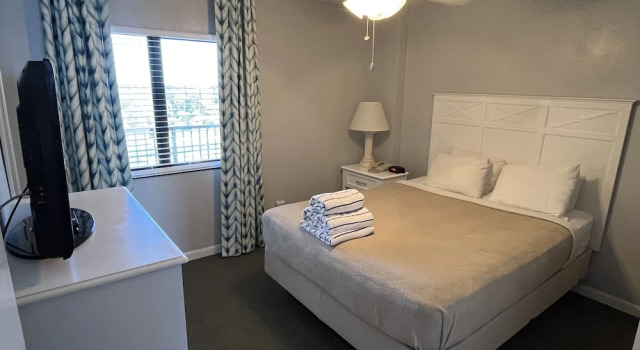 Tropic Shores Resort, Забронировать Курортный отель Отели Дейтона-Бич с бассейном, рядом с Пресвитерианская церковь Westminster By The Sea, Бассейн