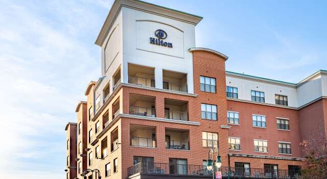 Hilton Promenade Branson Landing, Забронировать Отель Отели Брэнсон с бассейном, рядом с Клиника семейного здоровья Skaggs: доктор-остеопат Дэвид Х. Афшар, Бассейн