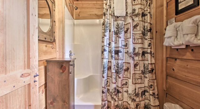 Коттедж с 2 комнатами с балконом A-frame Cabin w/ Hot Tub < 1 Mi to Ober Gatlinburg