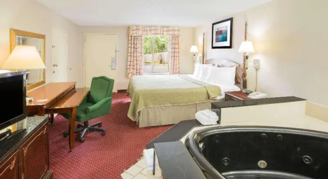 Deluxe Doppel Suite Howard Johnson by Wyndham Dothan