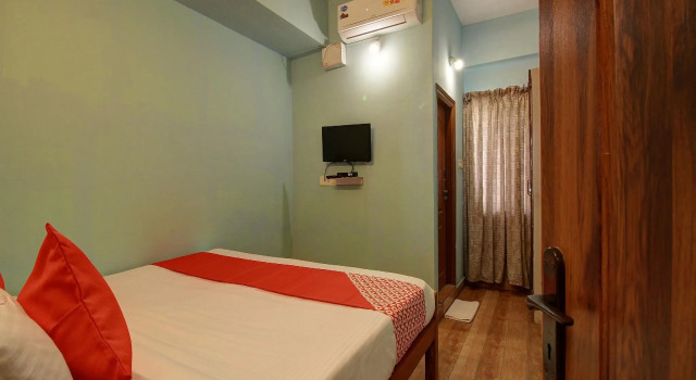 Двухместный номер Deluxe Hotel O Sri Sai Guru Comforts