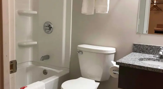 Четырёхместный номер Standard с частичным видом Econo Lodge Lakeview