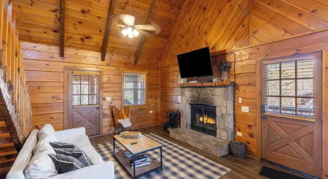 2 Cabins Game Room, Enclosed Porch, Hottub, Views Dudley I & II by Avantstay