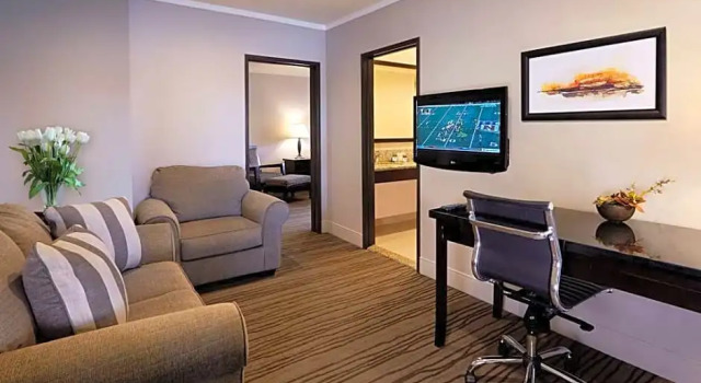 Двухместный полулюкс с 2 комнатами DoubleTree by Hilton Claremont