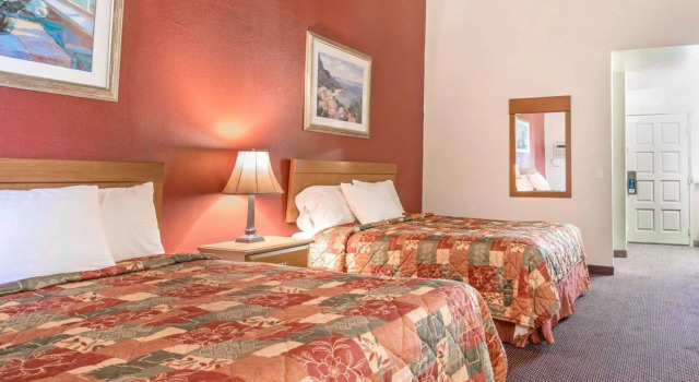Четырёхместный номер Standard Rodeway Inn Fallbrook Downtown
