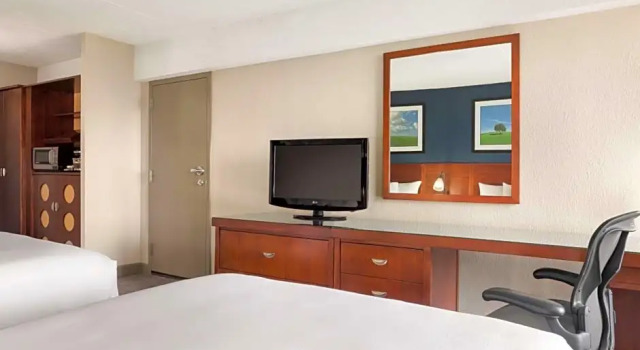 Четырёхместный номер Standard c 1 комнатой DoubleTree by Hilton DFW Airport North