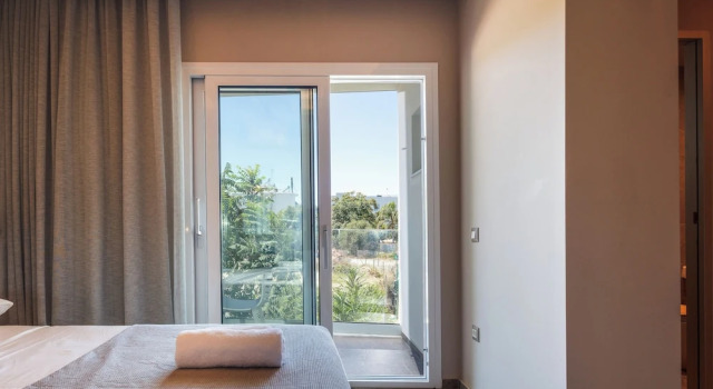 Полулюкс с балконом и с видом на внутреннюю территорию Skipper Beachfront Suites