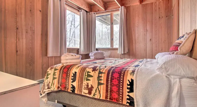 Walk to Ski Trails: Ludlow Home on Okemo Mountain, Забронировать Отель Отели Ладлоу с парковкой, рядом с Evergreen Summit Express Ski Lift, Парковка