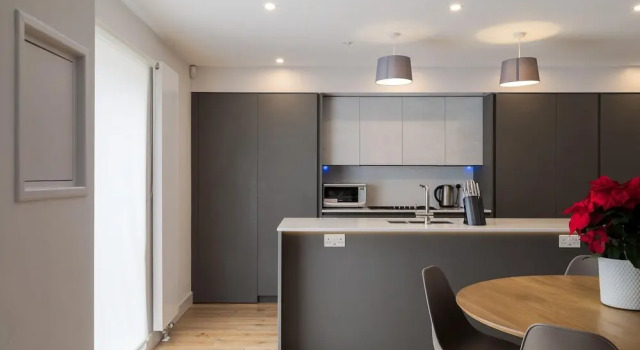 Modern Family Home in Kensington, Забронировать Отель Отели Лондона с парковкой, рядом с Колледж Илинга, Хаммерсмита и Западного Лондона, Парковка