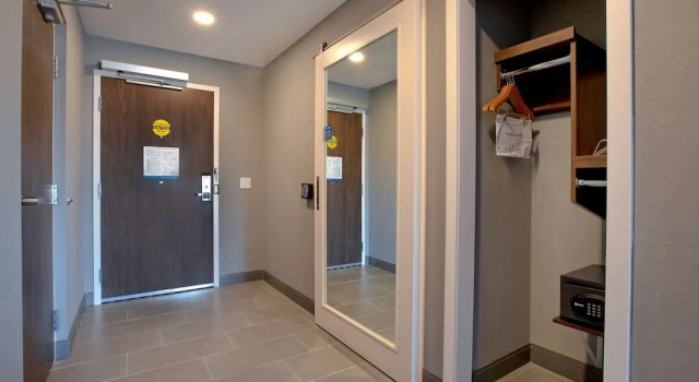 Четырёхместный номер Standard Hampton Inn & Suites Ottawa West