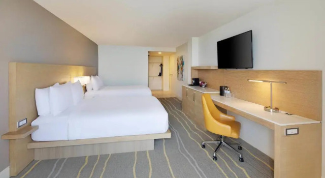 Четырёхместный номер Standard с балконом Delta Hotels by Marriott Daytona Beach Oceanfront