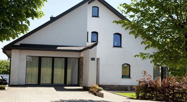 Classy Villa in Bllingen With High Fens and Town of Spa Nearby, Забронировать Курортный отель Отели Бюллинген с парковкой, Парковка