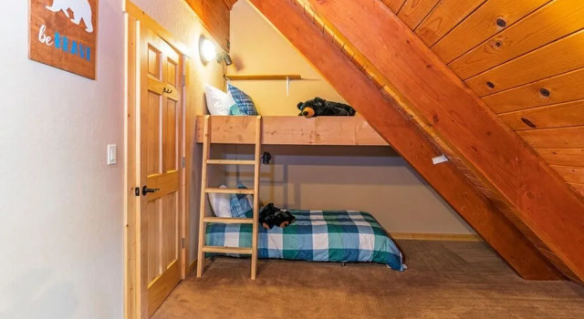 Bernese's Bungalow by Tahoe Mountain Properties, Забронировать Отель Траки Скво-Вэлли, рядом с Музей KidZone