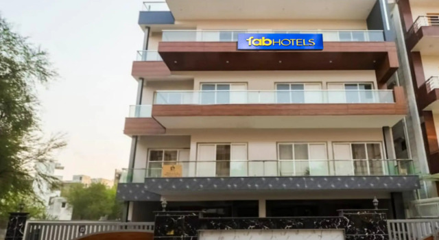 Hotel Sky Rise Inn Near Medanta - The Medicity, Gurugram, Забронировать Отель Недорогие отели Гургаон, рядом с Apollo Tyres Ltd, недорого