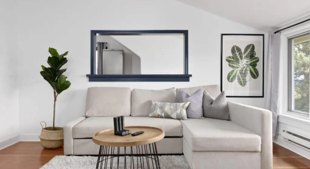 Апартаменты Newly Furnished and Freshly Painted 2 Bdr Suite 6 Guests total Centrally Located near Metrotown